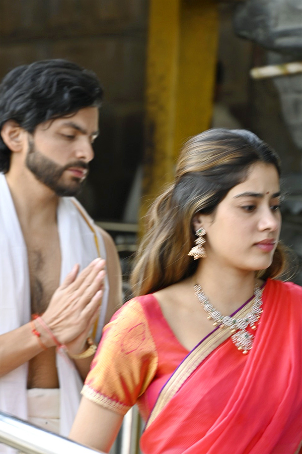 Janhvi Kapoor at Tirupati temple with boyfriend Shikhar Pahariya Photos - Sakshi6