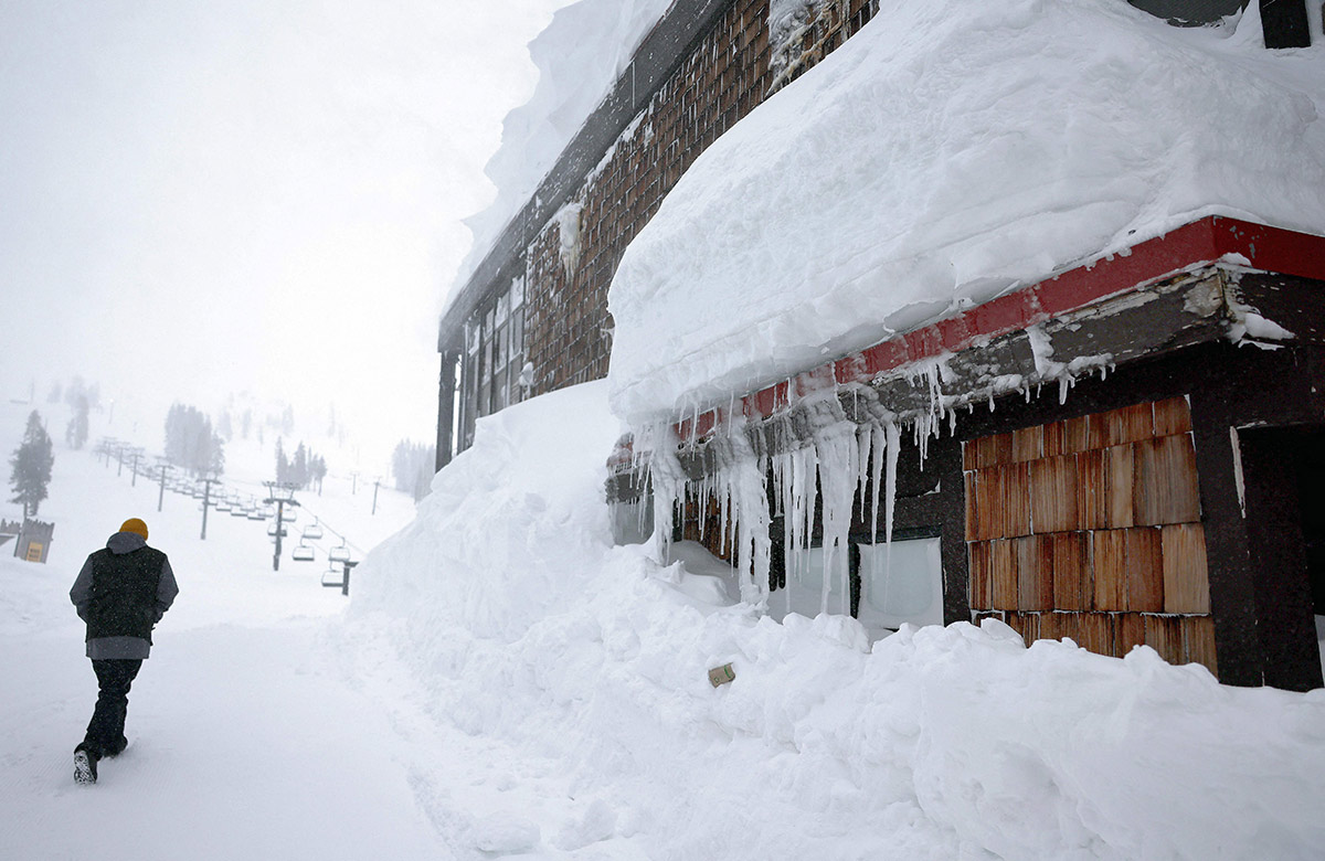 Vehicles Stuck on California Interstate as Heavy Snow - Sakshi9