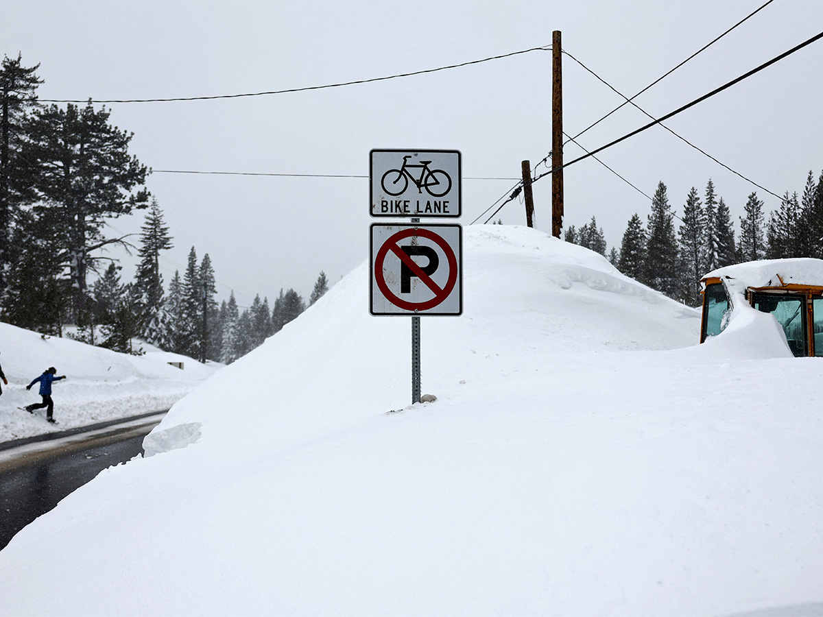 Vehicles Stuck on California Interstate as Heavy Snow - Sakshi11