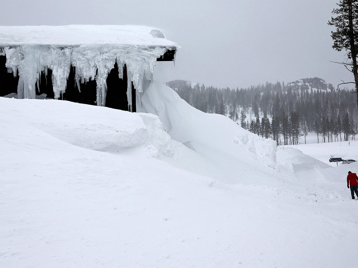 Vehicles Stuck on California Interstate as Heavy Snow - Sakshi12