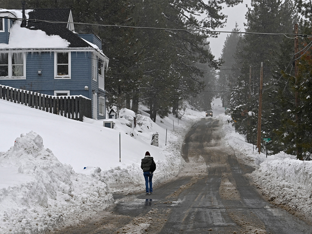 Vehicles Stuck on California Interstate as Heavy Snow - Sakshi14