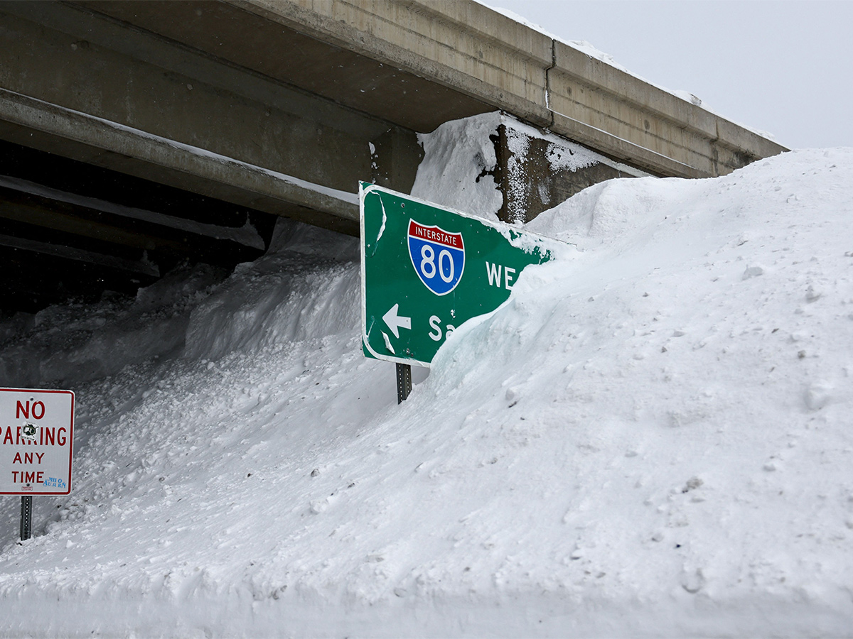 Vehicles Stuck on California Interstate as Heavy Snow - Sakshi16