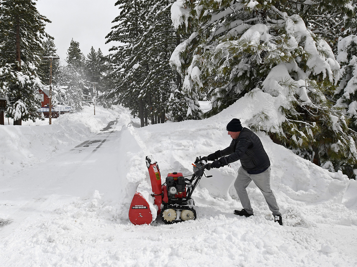 Vehicles Stuck on California Interstate as Heavy Snow - Sakshi2