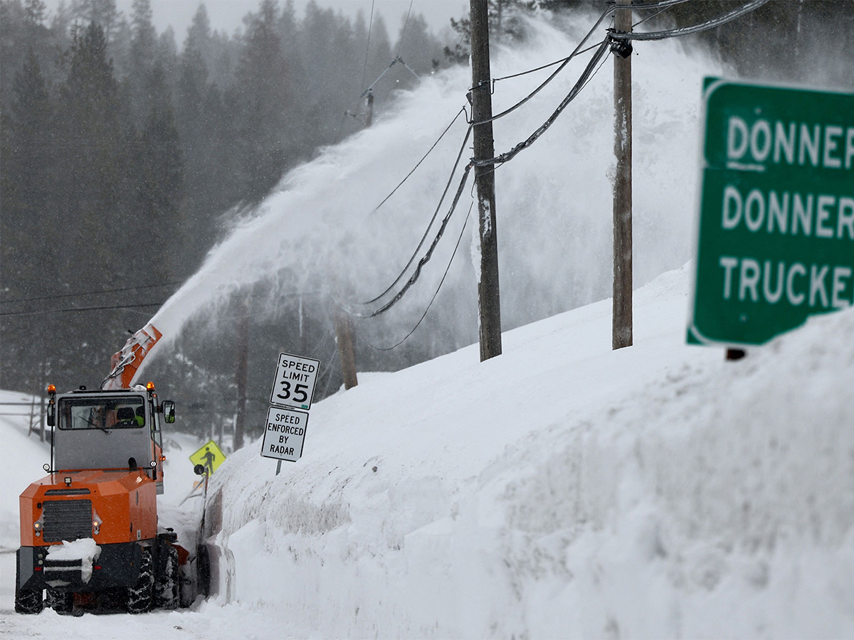 Vehicles Stuck on California Interstate as Heavy Snow - Sakshi20