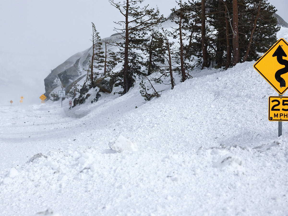 Vehicles Stuck on California Interstate as Heavy Snow - Sakshi23