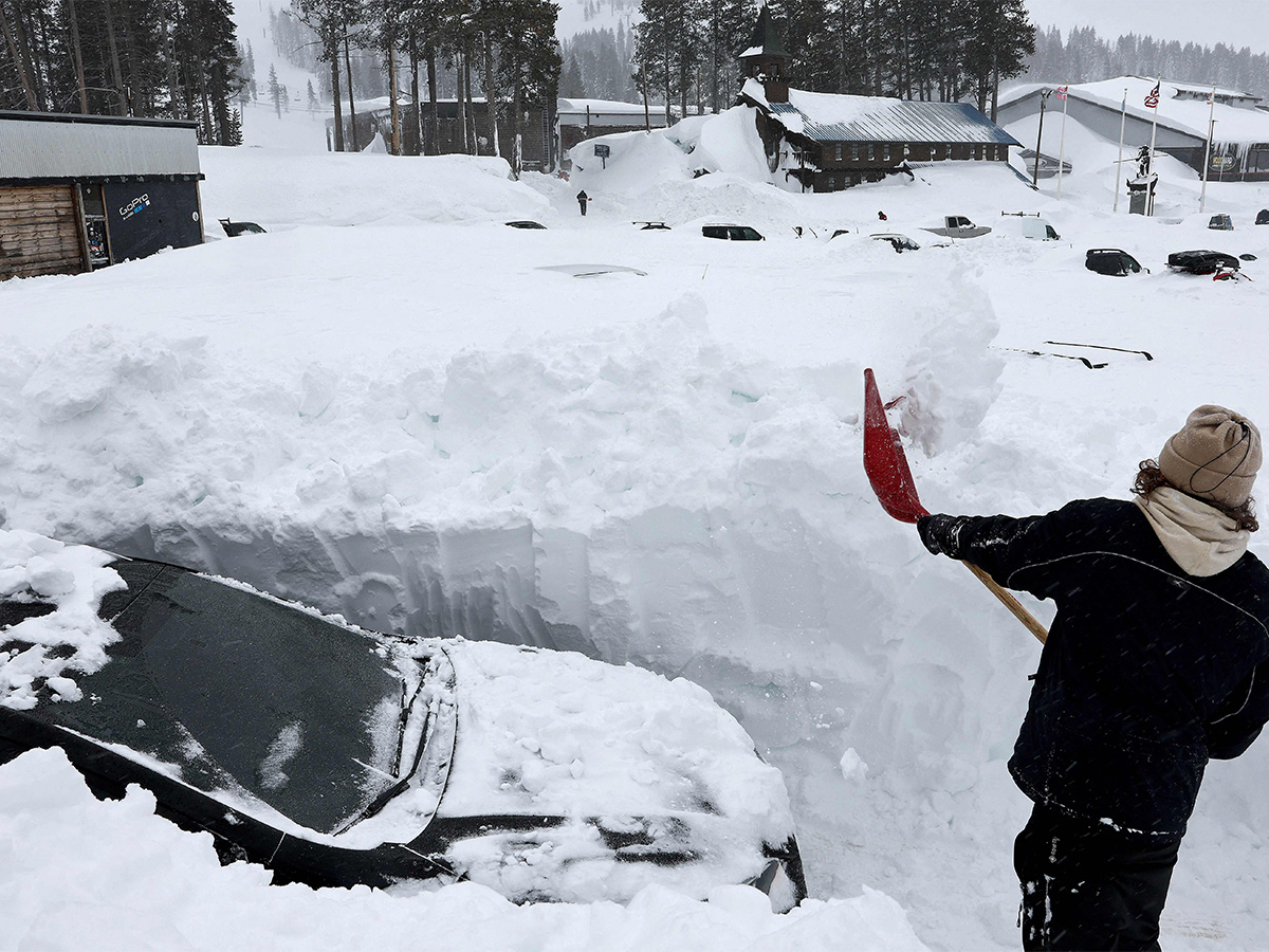 Vehicles Stuck on California Interstate as Heavy Snow - Sakshi24