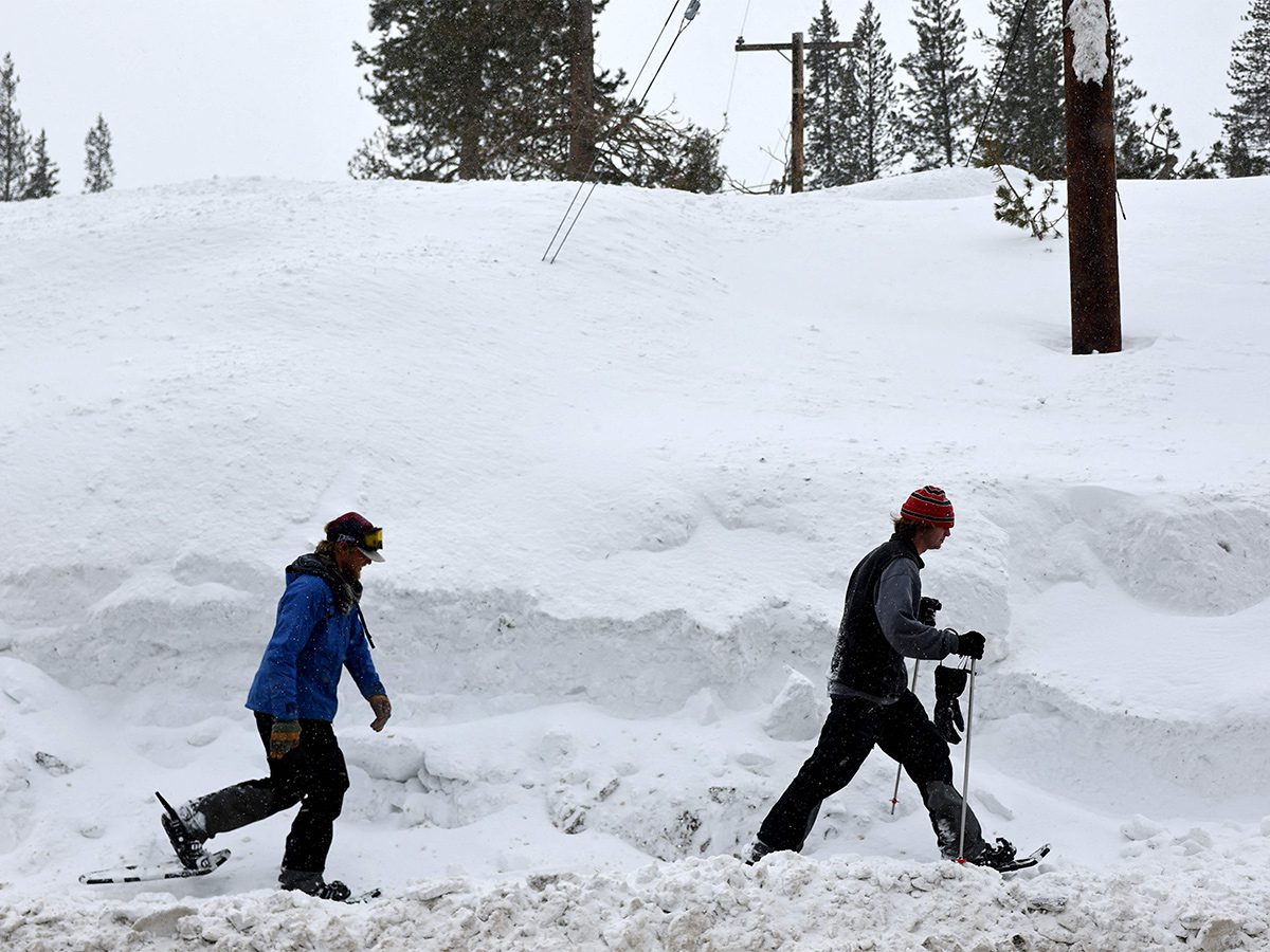 Vehicles Stuck on California Interstate as Heavy Snow - Sakshi3