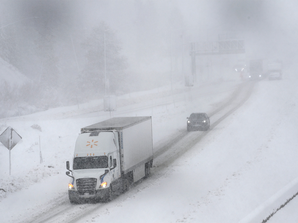 Vehicles Stuck on California Interstate as Heavy Snow - Sakshi27