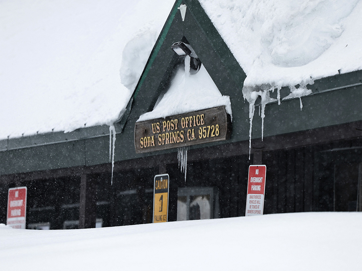 Vehicles Stuck on California Interstate as Heavy Snow - Sakshi32