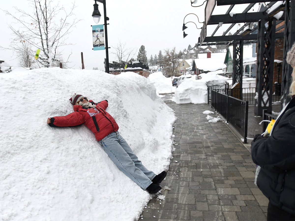 Vehicles Stuck on California Interstate as Heavy Snow - Sakshi33