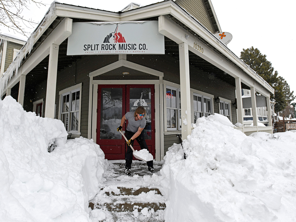 Vehicles Stuck on California Interstate as Heavy Snow - Sakshi34