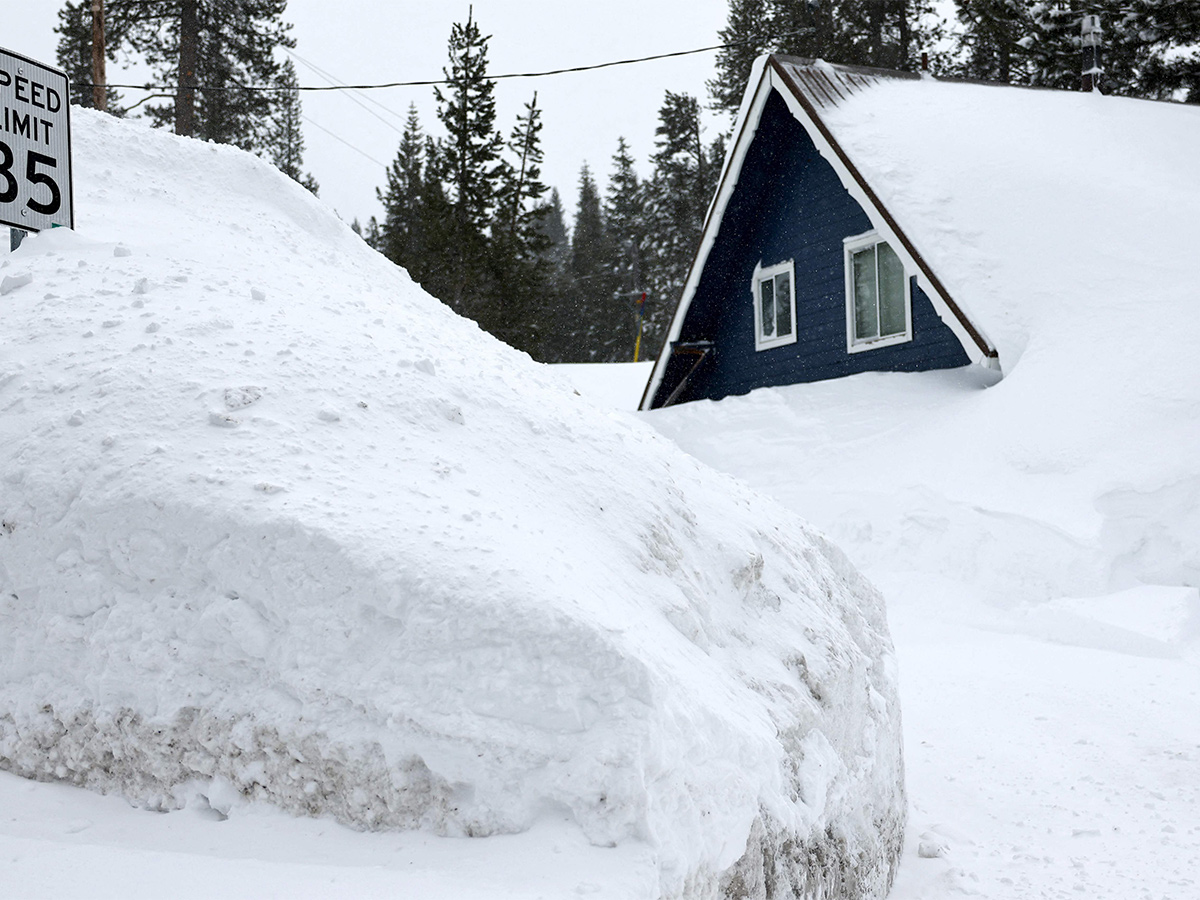 Vehicles Stuck on California Interstate as Heavy Snow - Sakshi35