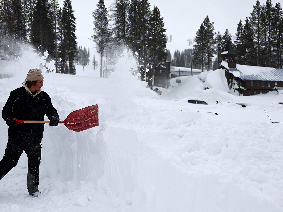 Vehicles Stuck on California Interstate as Heavy Snow - Sakshi36