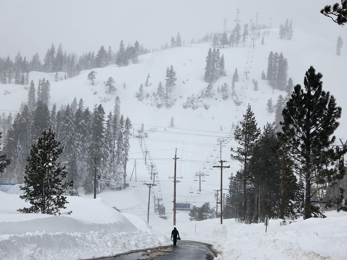 Vehicles Stuck on California Interstate as Heavy Snow - Sakshi5