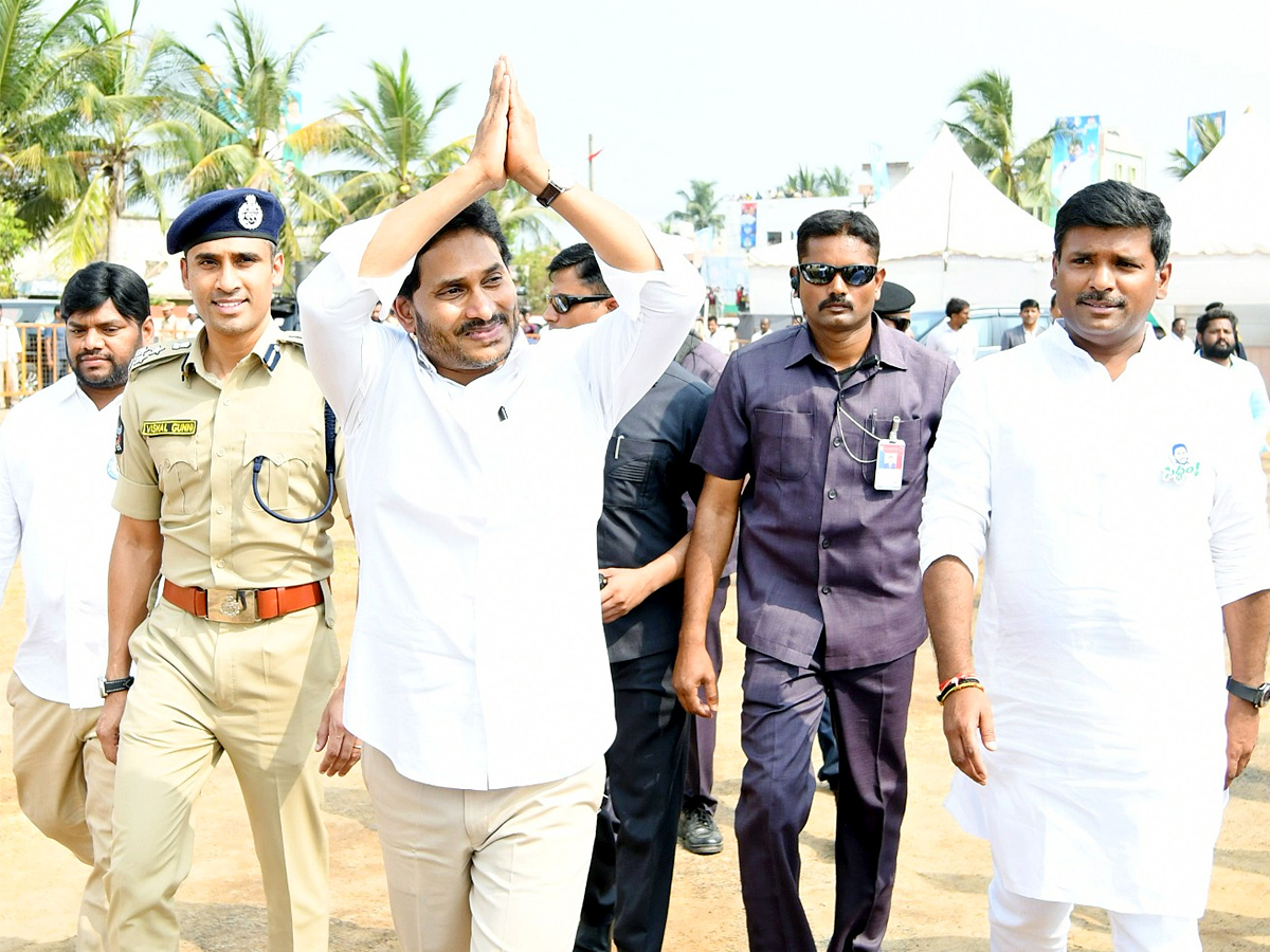 Anakapalli Public Grand Welcome to CM YS Jagan Photos - Sakshi2