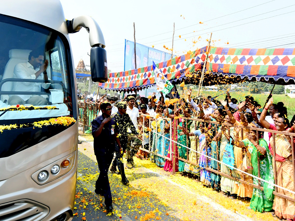 Anakapalli Public Grand Welcome to CM YS Jagan Photos - Sakshi11