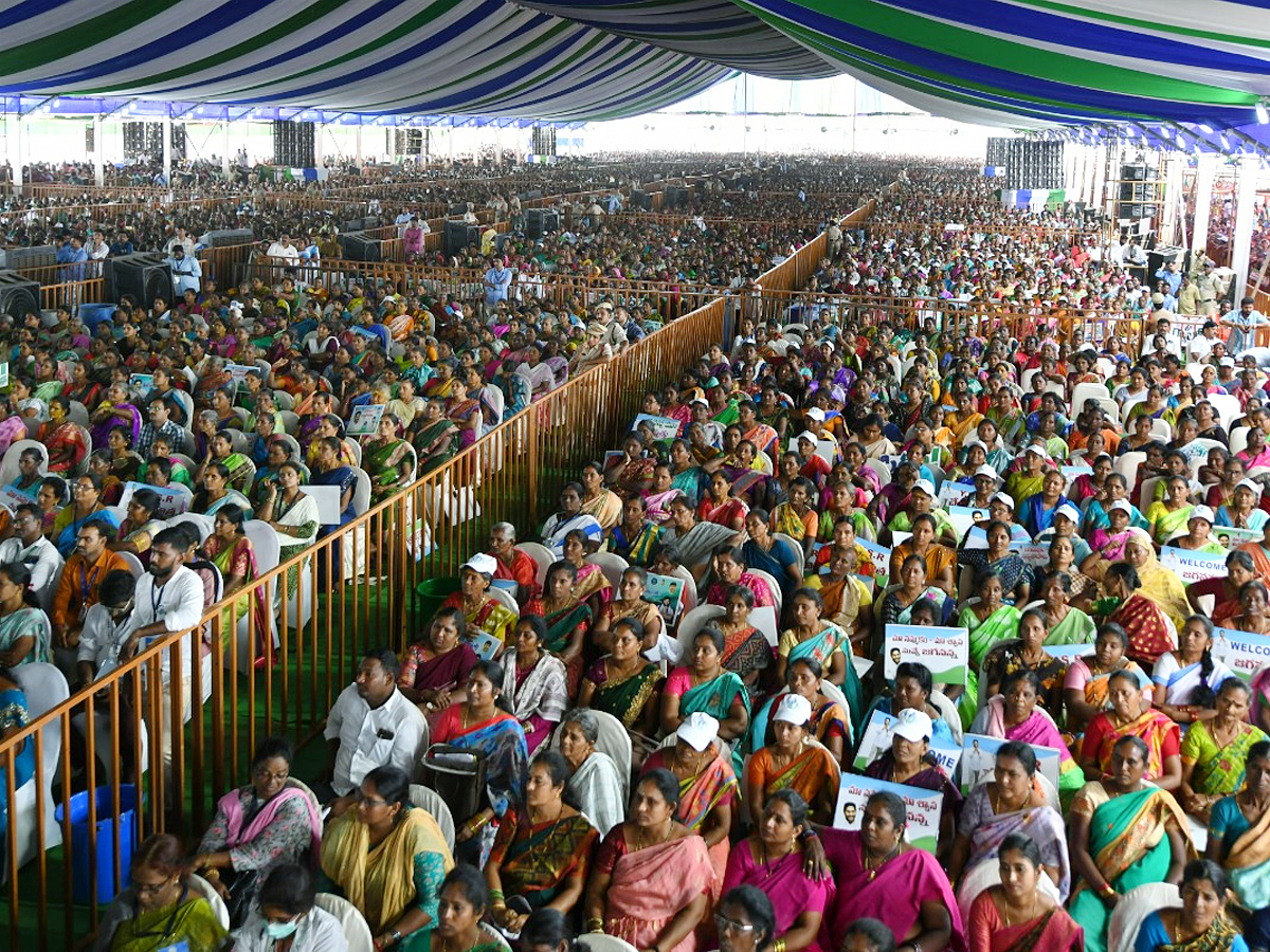 Anakapalli Public Grand Welcome to CM YS Jagan Photos - Sakshi17