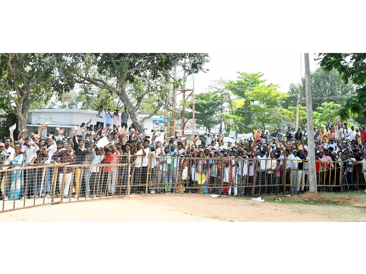 Anakapalli Public Grand Welcome to CM YS Jagan Photos - Sakshi3