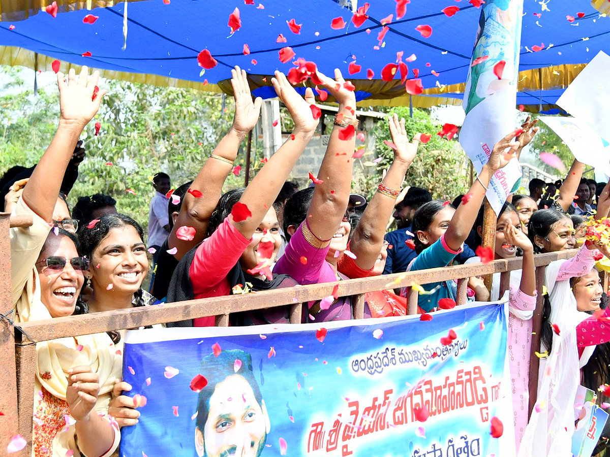 Anakapalli Public Grand Welcome to CM YS Jagan Photos - Sakshi4