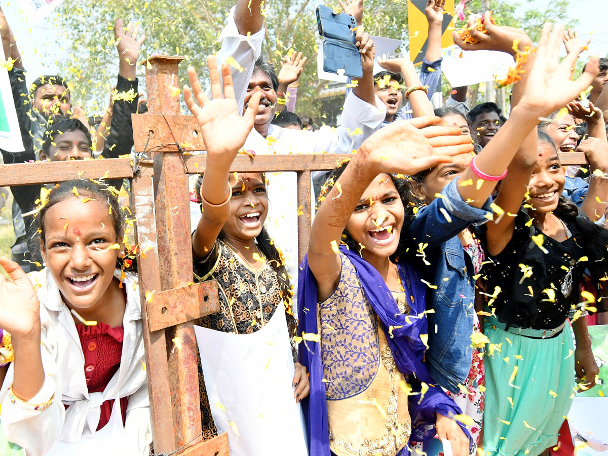 Anakapalli Public Grand Welcome to CM YS Jagan Photos - Sakshi6