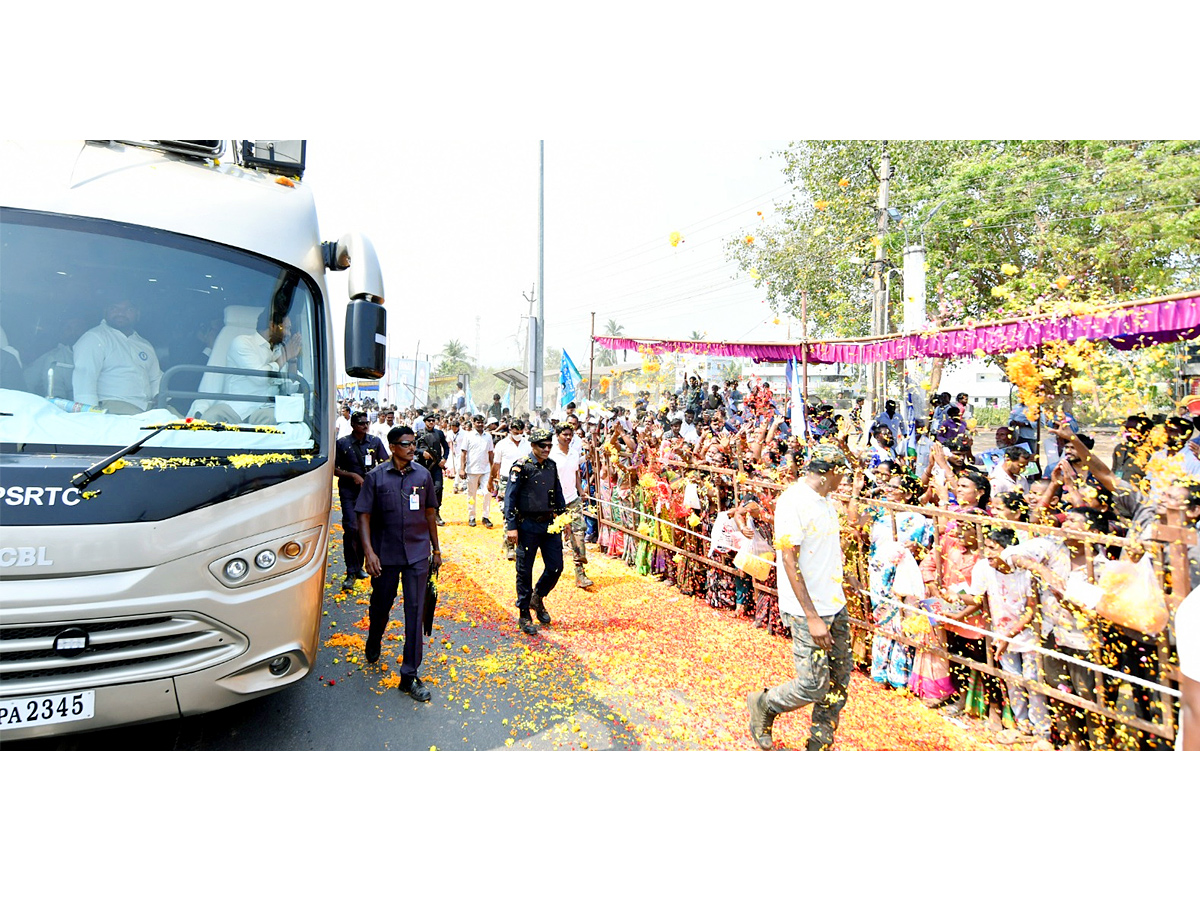 Anakapalli Public Grand Welcome to CM YS Jagan Photos - Sakshi8