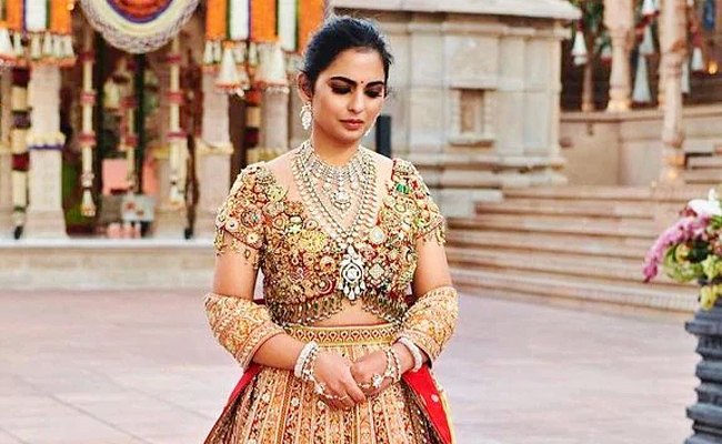  Isha Ambani Wore Diamond And Gold Embellished Blouse At Anant Ambanis Pre Wedding Celebrations - Sakshi4