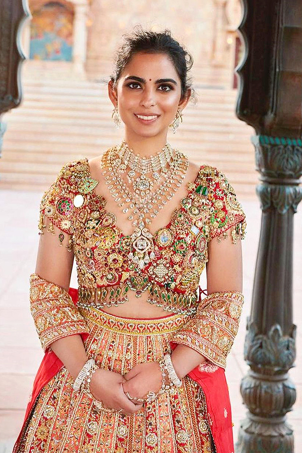  Isha Ambani Wore Diamond And Gold Embellished Blouse At Anant Ambanis Pre Wedding Celebrations - Sakshi5