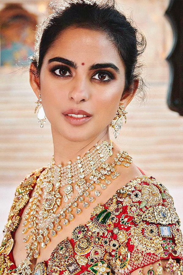  Isha Ambani Wore Diamond And Gold Embellished Blouse At Anant Ambanis Pre Wedding Celebrations - Sakshi7