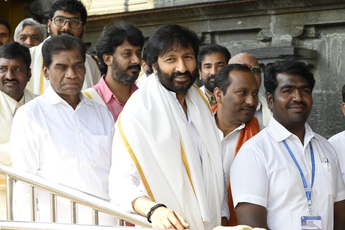 Bhimaa Hero Gopichand Visits Tirumala Srivari Temple Photos - Sakshi1