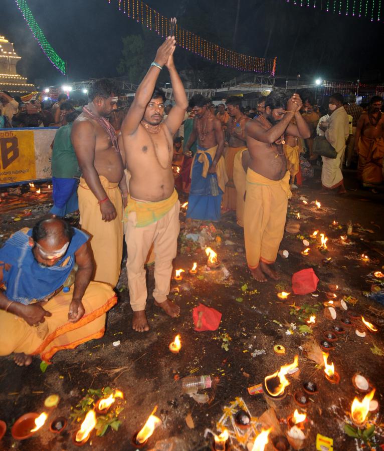 Maha Shivratri 2024: Huge Devotees in Srisailam Photos - Sakshi2