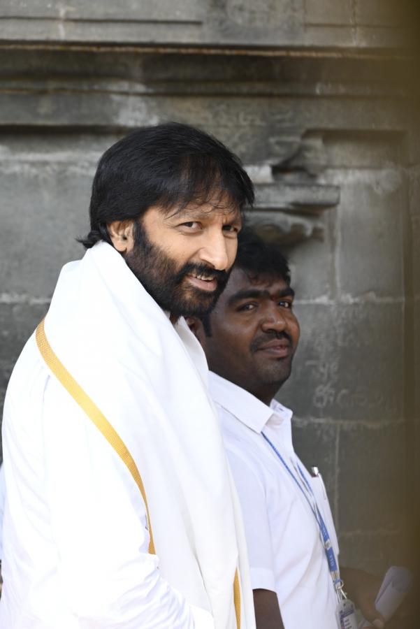 Bhimaa Hero Gopichand Visits Tirumala Srivari Temple Photos - Sakshi2