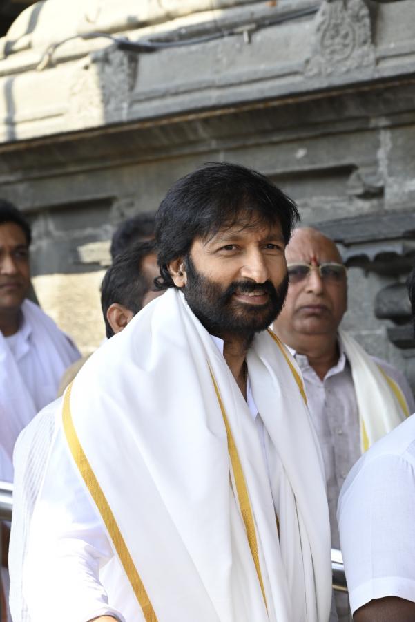 Bhimaa Hero Gopichand Visits Tirumala Srivari Temple Photos - Sakshi3