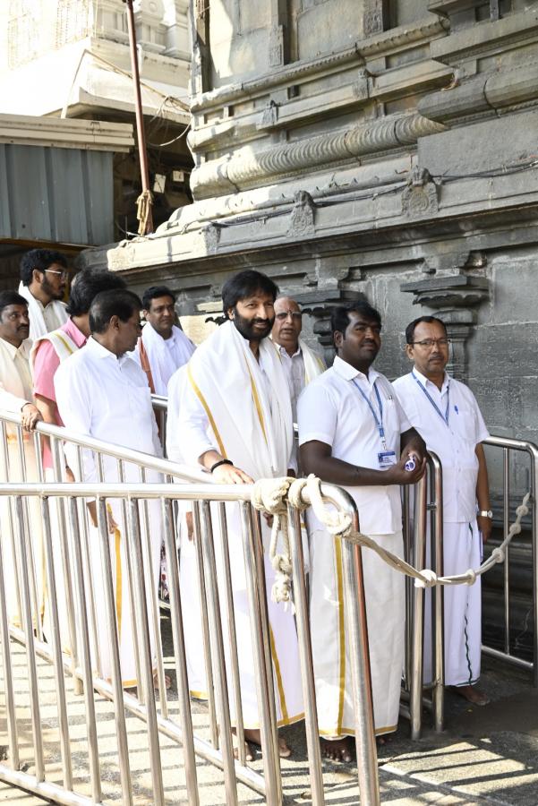 Bhimaa Hero Gopichand Visits Tirumala Srivari Temple Photos - Sakshi4