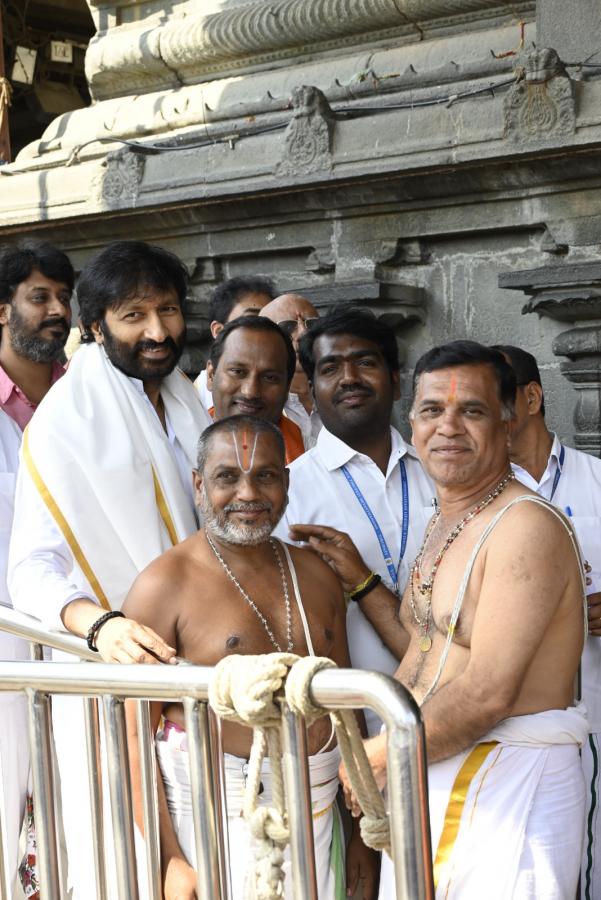 Bhimaa Hero Gopichand Visits Tirumala Srivari Temple Photos - Sakshi6