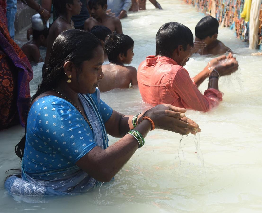 Maha Shivaratri 2024 Devotees At Vemulawada Temple Photos - Sakshi8