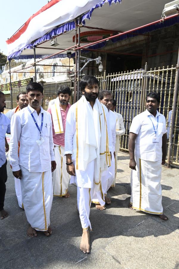 Bhimaa Hero Gopichand Visits Tirumala Srivari Temple Photos - Sakshi8