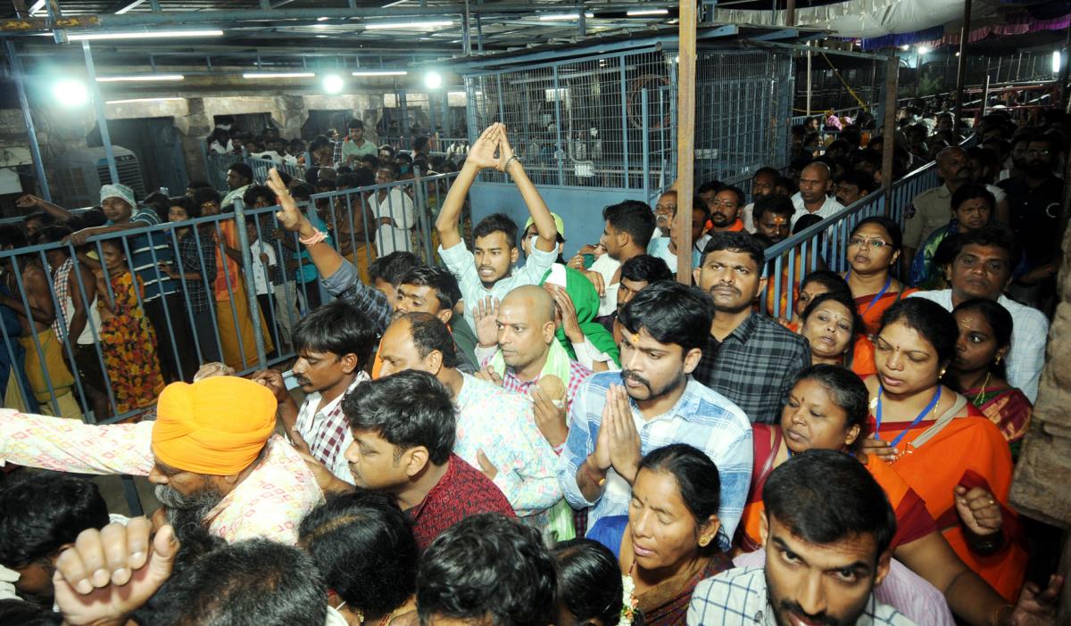 Maha Shivratri 2024: Huge Devotees in Srisailam Photos - Sakshi9