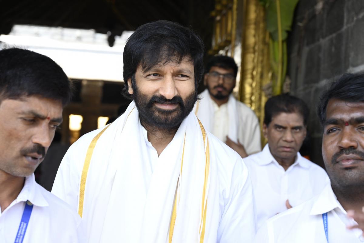 Bhimaa Hero Gopichand Visits Tirumala Srivari Temple Photos - Sakshi9