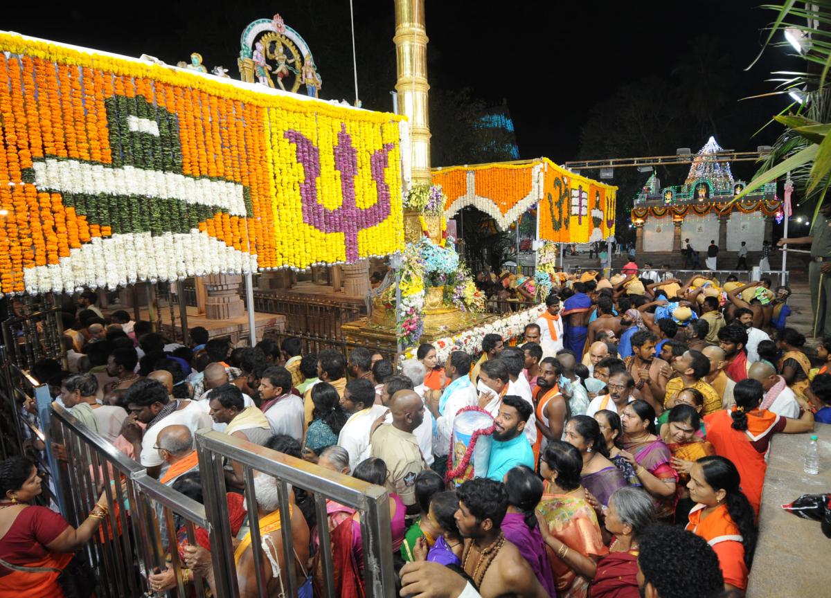 Maha Shivratri 2024: Huge Devotees in Srisailam Photos - Sakshi1