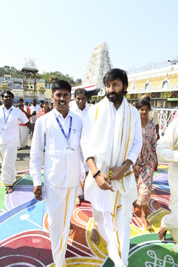 Bhimaa Hero Gopichand Visits Tirumala Srivari Temple Photos - Sakshi10