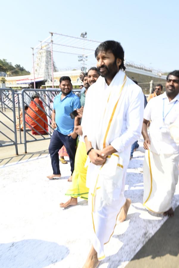 Bhimaa Hero Gopichand Visits Tirumala Srivari Temple Photos - Sakshi11