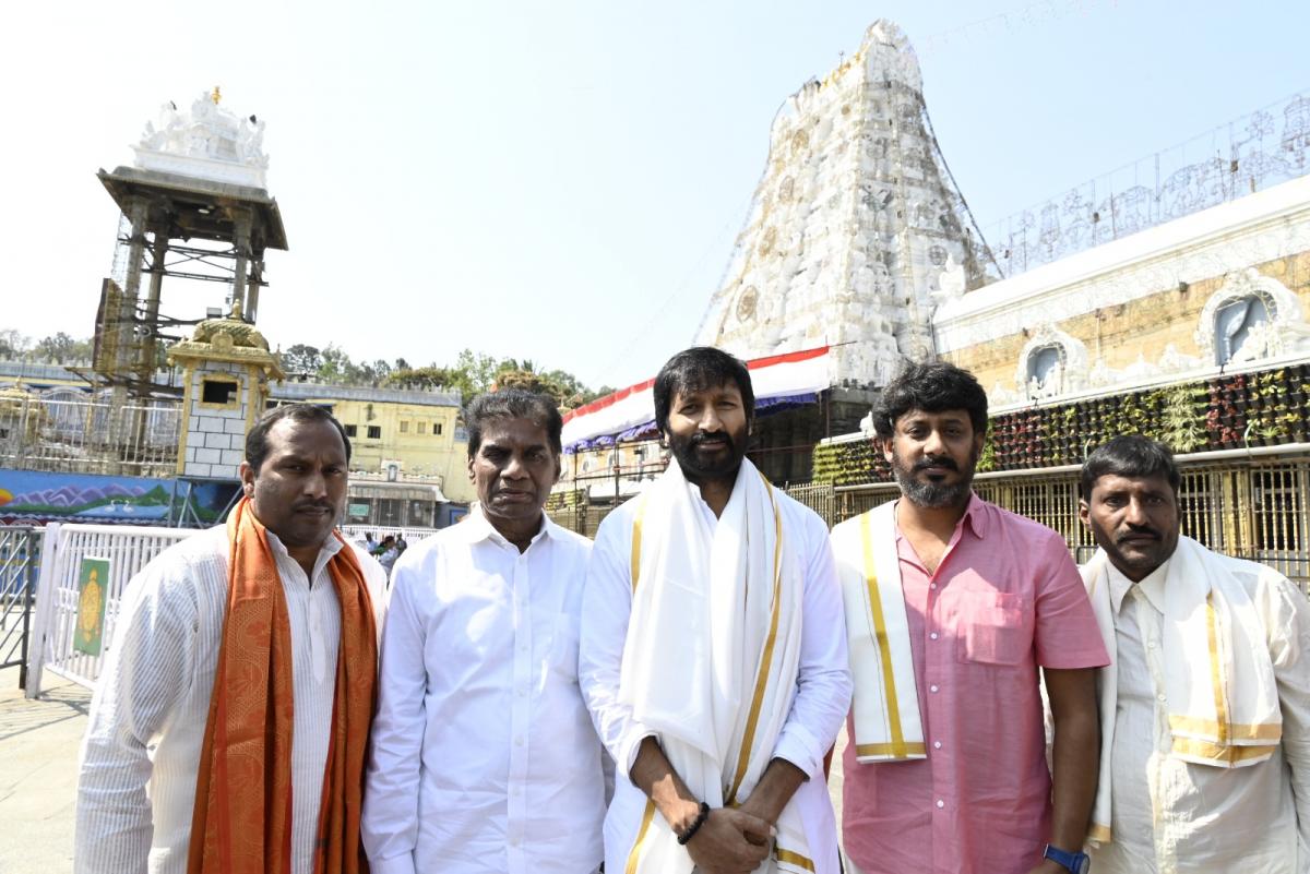 Bhimaa Hero Gopichand Visits Tirumala Srivari Temple Photos - Sakshi12