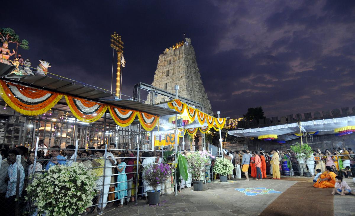 Maha Shivratri 2024: Huge Devotees in Srisailam Photos - Sakshi14