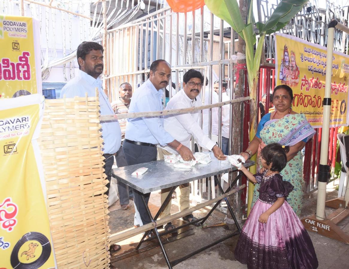 Maha Shivaratri 2024 Devotees At Vemulawada Temple Photos - Sakshi36