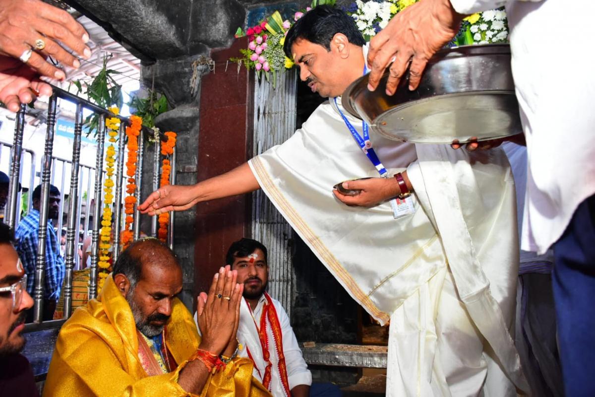 Maha Shivaratri 2024 Devotees At Vemulawada Temple Photos - Sakshi46