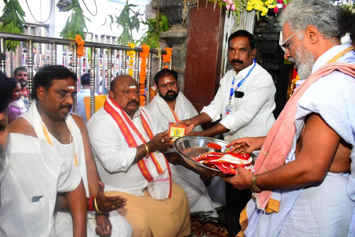 Maha Shivaratri 2024 Devotees At Vemulawada Temple Photos - Sakshi50