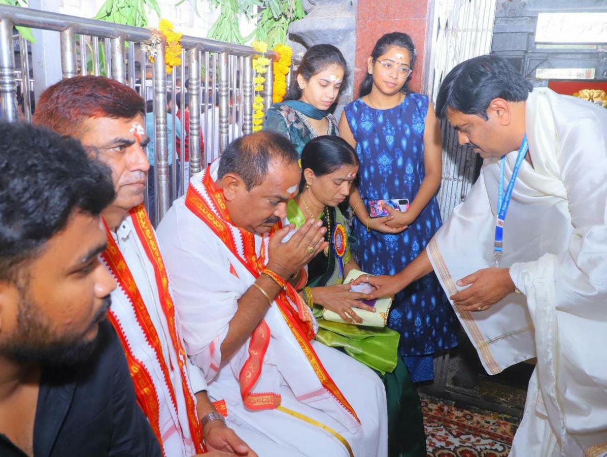 Maha Shivaratri 2024 Devotees At Vemulawada Temple Photos - Sakshi51