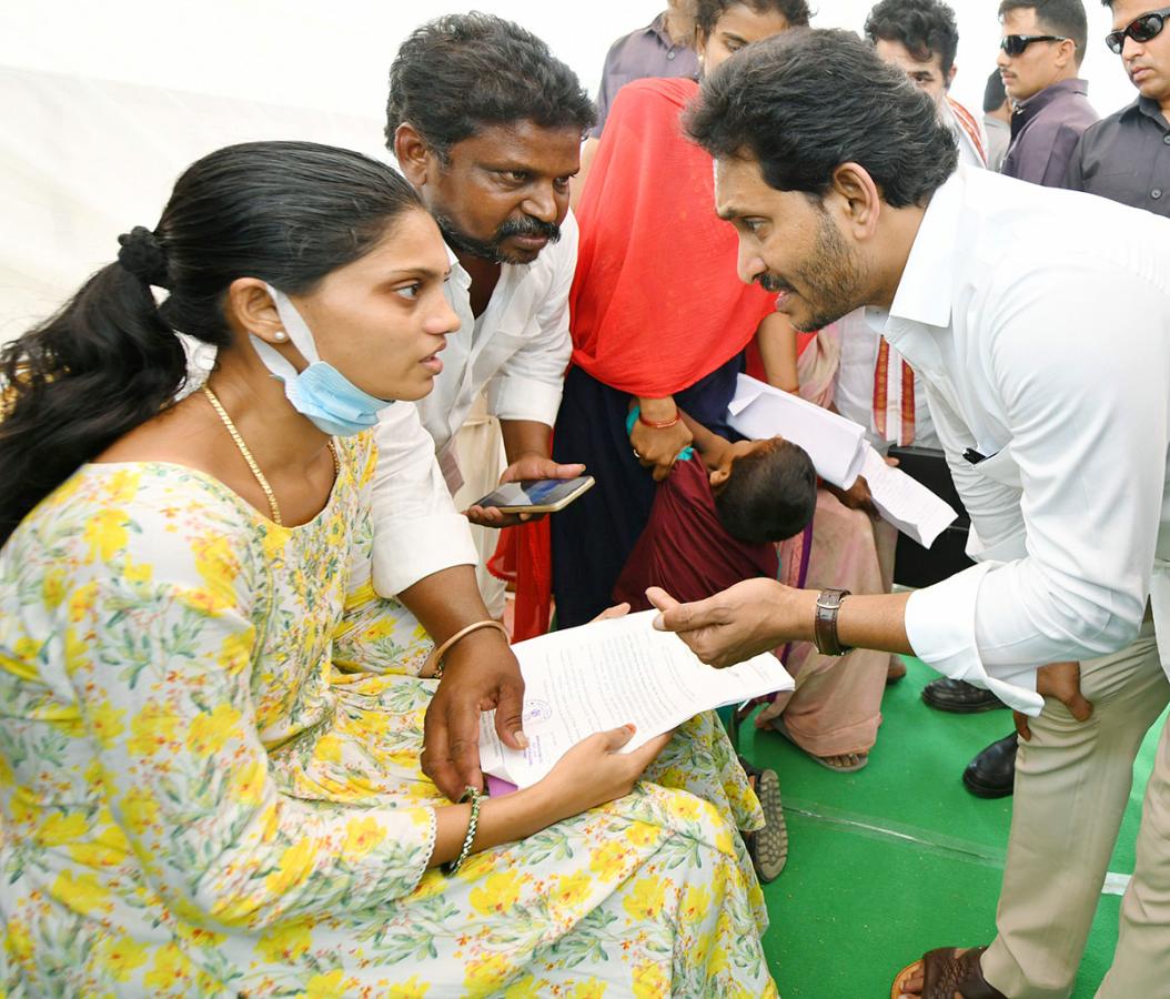 CM YS Jagan Helped The Sick Victims At Anakapalle - Sakshi4