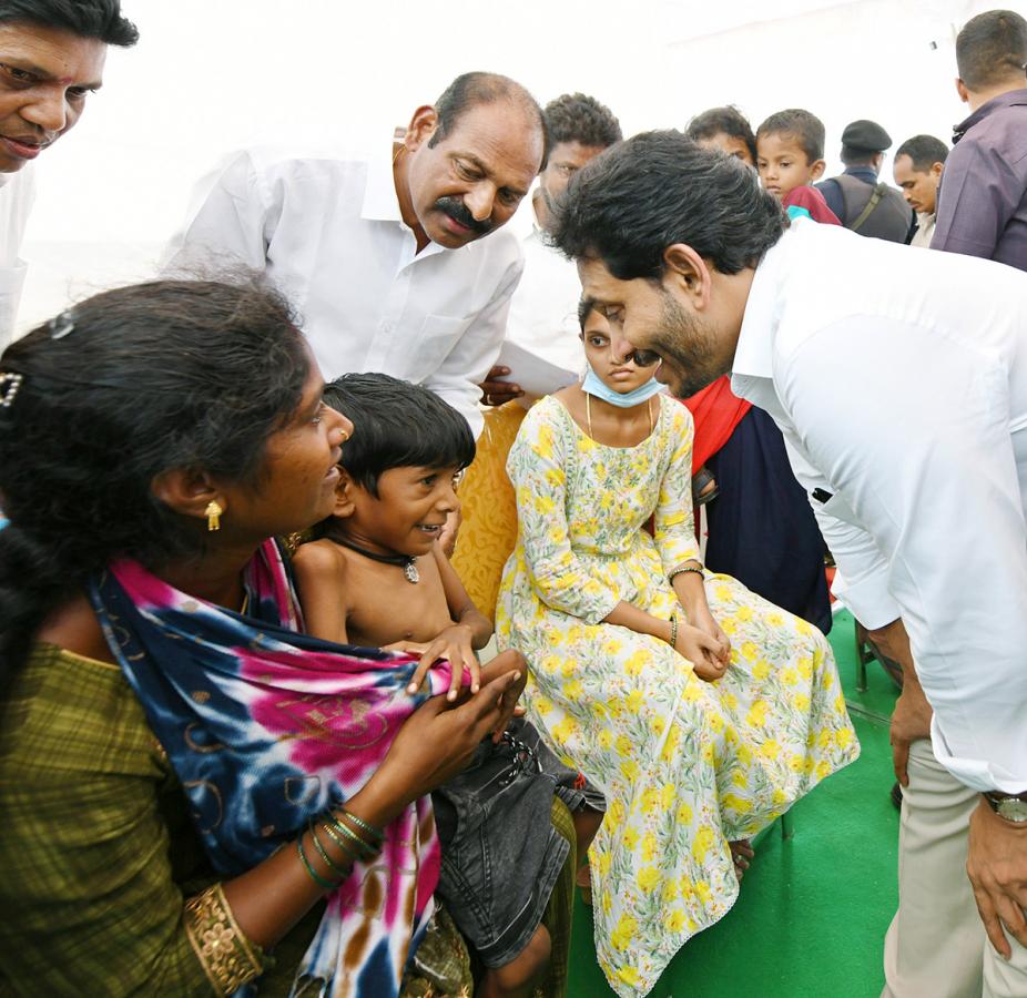 CM YS Jagan Helped The Sick Victims At Anakapalle - Sakshi5