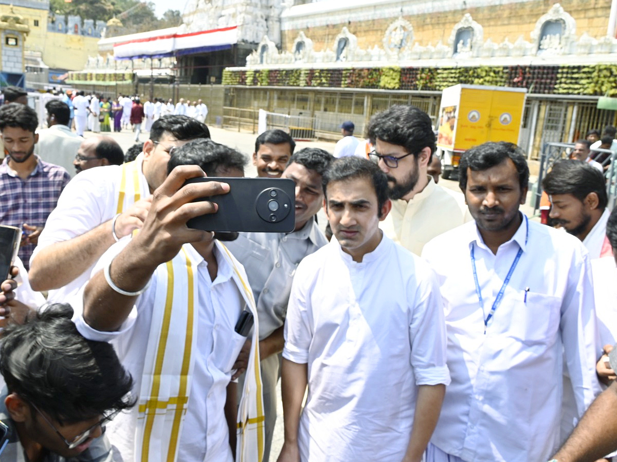 Cricketer Gautam Gambhir Family Visited Tirumala Srivari Temple Photos - Sakshi14